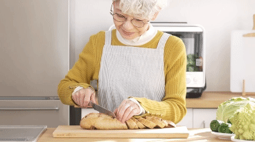 おばあちゃんがパンを切っているアニメーション